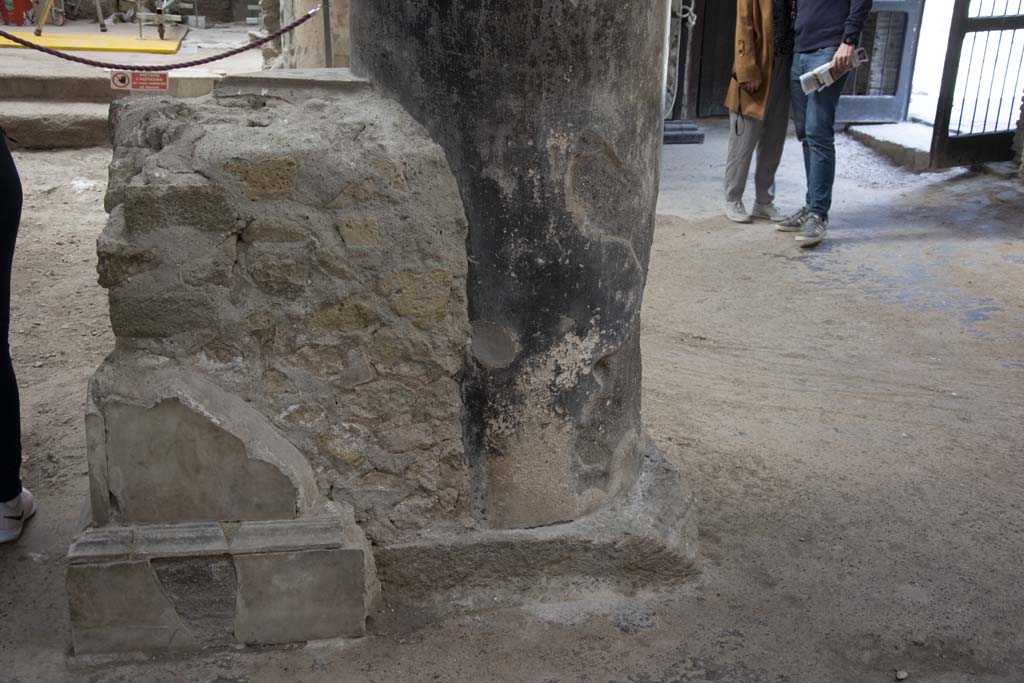 VI.21 Herculaneum, March 2019. Looking south across statue base on west side.
Foto Annette Haug, ERC Grant 681269 DÉCOR
On one of the two columns the graffito was found which mentioned the Curia Augustales.
According to Wallace-Hadrill, the column bearing no less than three graffiti, was the first column on the right (west side) as you enter.
See Wallace-Hadrill, A. (2011). Herculaneum, Past and Future. London, Frances Lincoln Ltd., (p.180)